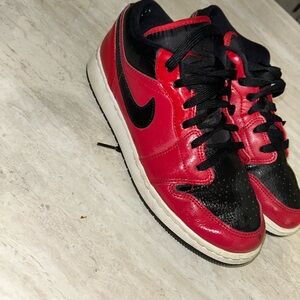 Nike Kids Red and Black Low-Top Sneakers with White Midsole